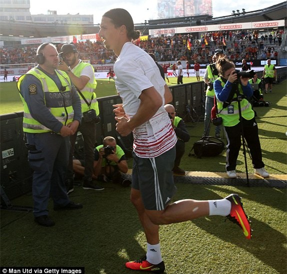 Ibrahimovic lập siêu phẩm đẹp khó tin chỉ sau 4 phút thi đấu cho Man Utd! - Ảnh 4.
