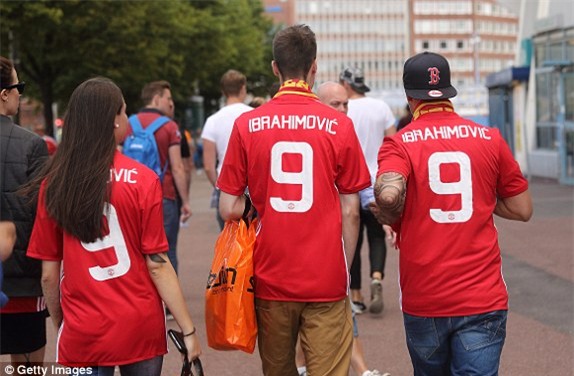 Ibrahimovic lập siêu phẩm đẹp khó tin chỉ sau 4 phút thi đấu cho Man Utd! - Ảnh 5.