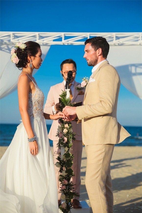 Hà Anh được ông xã Tây rước dâu bằng trực thăng trong hôn lễ ở biển 0