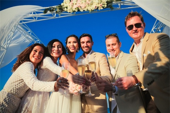 Hà Anh được ông xã Tây rước dâu bằng trực thăng trong hôn lễ ở biển 0