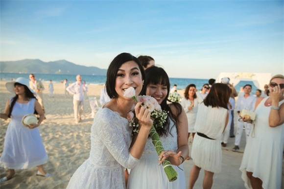 Hà Anh được ông xã Tây rước dâu bằng trực thăng trong hôn lễ ở biển 11