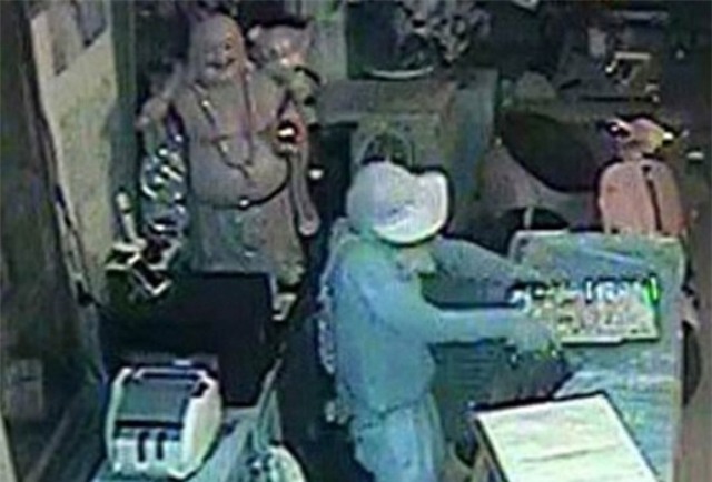 Bang trom chuyen gom vang vao bao de vac di o mien Tay hinh anh 1