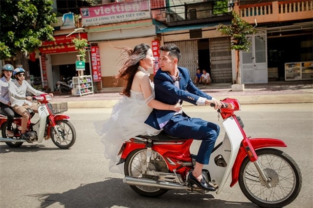 Anh cuoi khong doi mu bao hiem ben dan xe Dream gay bat binh hinh anh 1