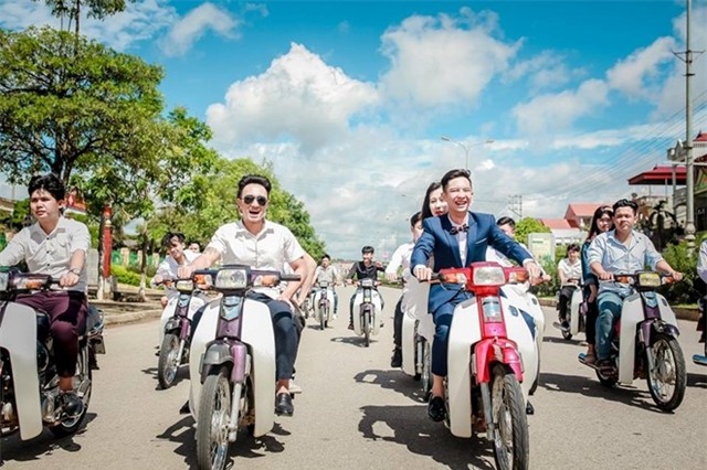 Anh cuoi khong doi mu bao hiem ben dan xe Dream gay bat binh hinh anh 2