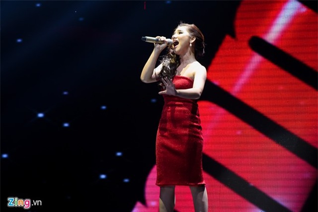 Giam khao X Factor khong nhin mat sau tranh cai 'cho bua' hinh anh 2