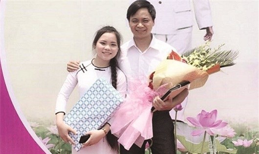 Nữ sinh Nguyễn Thị Huệ và thầy giáo chủ nhiệm.