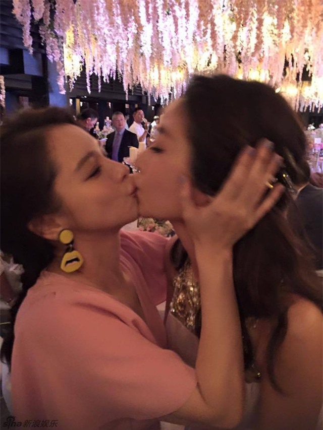 Từ Nhược Tuyên cưỡng hôn Lâm Tâm Như, Phạm Băng Băng cháy hết mình song ca với Châu Tấn - Ảnh 1.