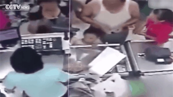 Bị khách hàng tát liên tiếp, nữ nhân viên siêu thị uất ức tự tử - Ảnh 1.