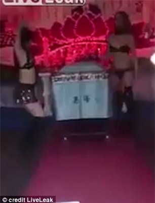 Trung Quốc: Thuê vũ công múa hở hang trong... đám tang