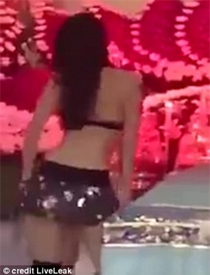 Các vũ công biểu diễn trong tiếng nhạc xập xình, đèn màu chớp tắt như ở vũ trường. Ảnh: Live Leak