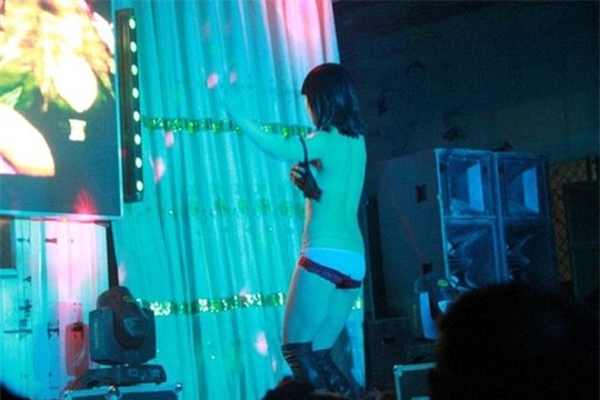 Một vũ công cởi cả áo lót trong đám tang ở tỉnh Hồ Bắc và tỉnh Giang Tô. Ảnh: Daily Mail