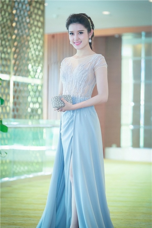 Á hậu Huyền My mải chụp ảnh 0