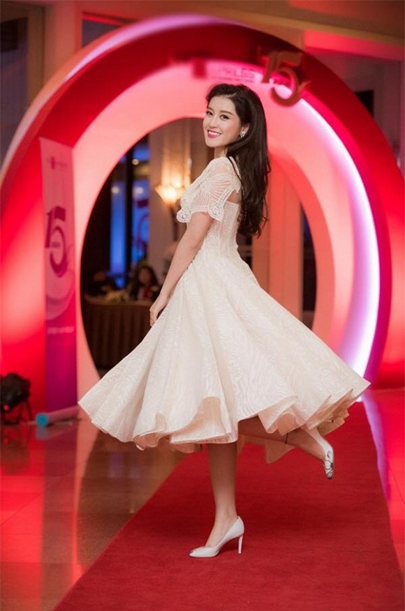 Huyền My nói gì khi bị tố làm trễ chuyến bay vì mải chụp ảnh? 4