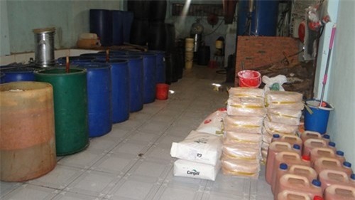 Rùng mình giòi bò lúc nhúc trong 7 tấn tương ớt - ảnh 1