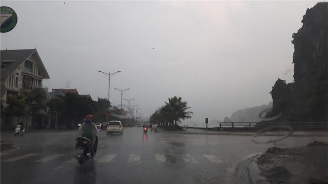 bao so 2 ke sat, mua rao dang trut xuong quang ninh hinh anh 1