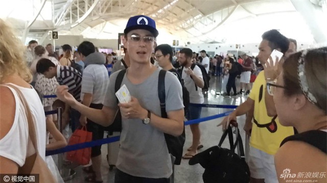 Lâm Tâm Như lộ rõ vòng hai lớn, cùng Hoắc Kiến Hoa đeo nhẫn cưới xuất hiện tại sân bay - Ảnh 10.