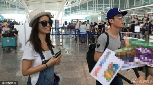 Lâm Tâm Như lộ rõ vòng hai lớn, cùng Hoắc Kiến Hoa đeo nhẫn cưới xuất hiện tại sân bay - Ảnh 11.