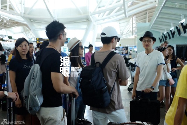 Lâm Tâm Như lộ rõ vòng hai lớn, cùng Hoắc Kiến Hoa đeo nhẫn cưới xuất hiện tại sân bay - Ảnh 2.