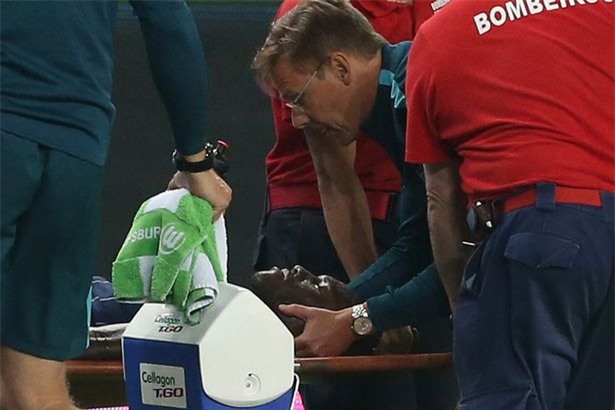 Chấn thương gãy cổ kinh hoàng, sao Wolfsburg nhập viện khẩn cấp - Ảnh 2.