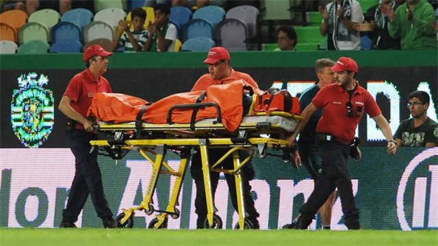 Chấn thương gãy cổ kinh hoàng, sao Wolfsburg nhập viện khẩn cấp - Ảnh 3.