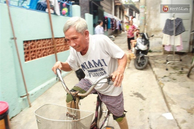 Tình yêu cảm động của người chồng cụt chân bán vé số nuôi vợ mù - Ảnh 8.