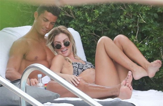 Ronaldo om hon nguoi tinh moi ben be boi hinh anh 10