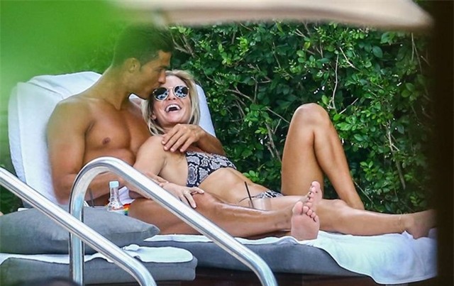 Ronaldo om hon nguoi tinh moi ben be boi hinh anh 11
