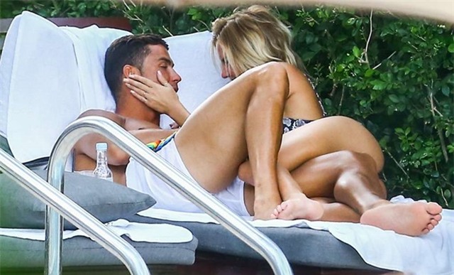 Ronaldo om hon nguoi tinh moi ben be boi hinh anh 12