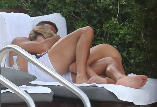 Ronaldo om hon nguoi tinh moi ben be boi hinh anh 14