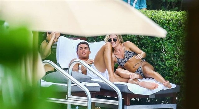 Ronaldo om hon nguoi tinh moi ben be boi hinh anh 16