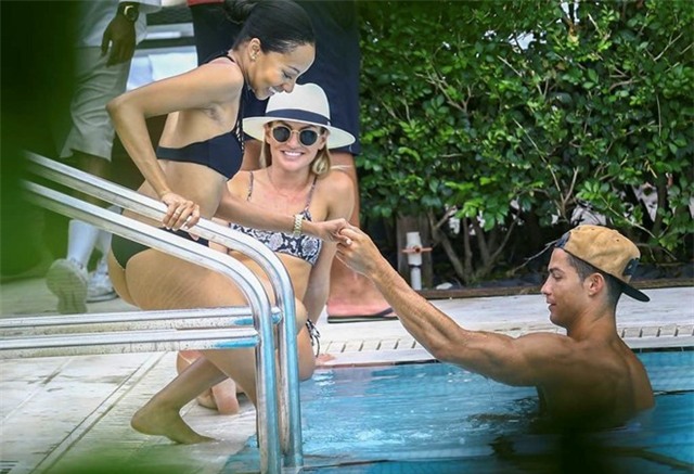 Ronaldo om hon nguoi tinh moi ben be boi hinh anh 2