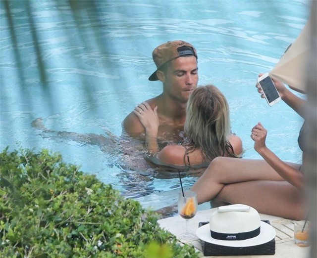 Ronaldo om hon nguoi tinh moi ben be boi hinh anh 3