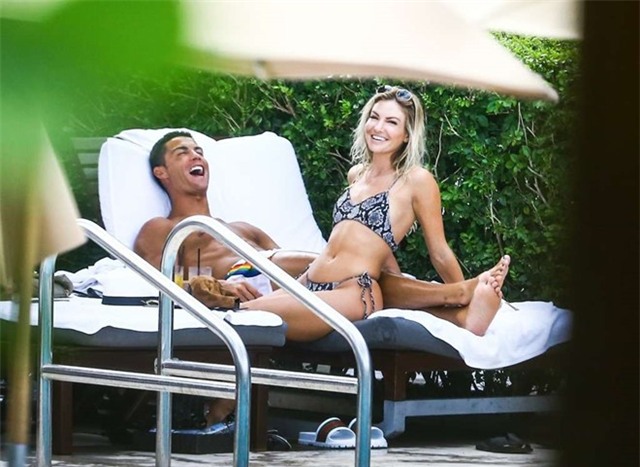 Ronaldo om hon nguoi tinh moi ben be boi hinh anh 6
