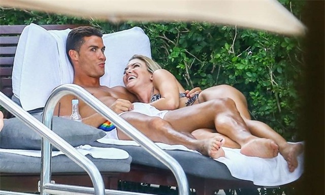 Ronaldo om hon nguoi tinh moi ben be boi hinh anh 8