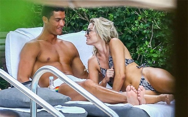 Ronaldo om hon nguoi tinh moi ben be boi hinh anh 9