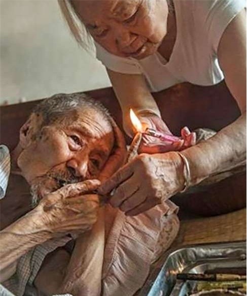 cu ong 103 tuoi, nam liet giuong van nghien... dem tien hinh anh 2
