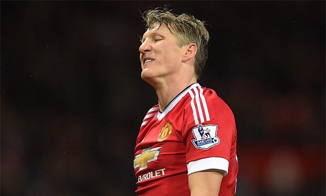 Mourinho trục xuất Schweinsteiger khỏi phòng thay đồ MU - Ảnh 1.