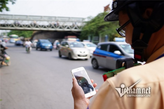 phạt vượt đèn vàng, lỗi vượt đèn vàng, xế sang bị phạt