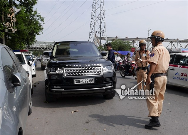 phạt vượt đèn vàng, lỗi vượt đèn vàng, xế sang bị phạt
