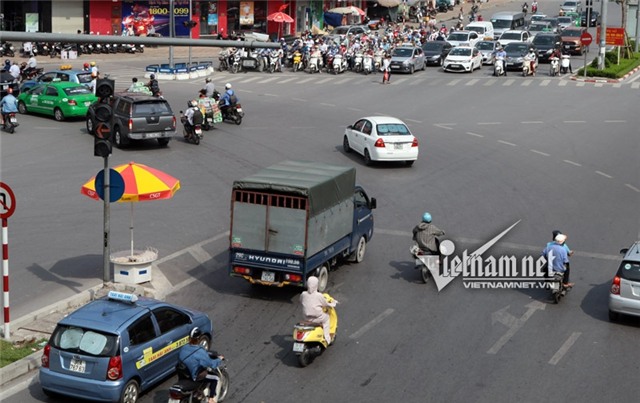 phạt vượt đèn vàng, lỗi vượt đèn vàng, xế sang bị phạt