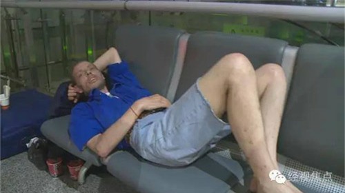 chang trai ha lan nhap vien vi 10 ngay o san bay cho ban gai quen qua mang - 1