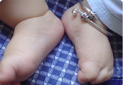 chiec vong bac hang nghin em be dang deo lai am tham 