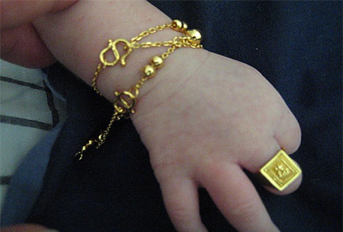 chiec vong bac hang nghin em be dang deo lai am tham