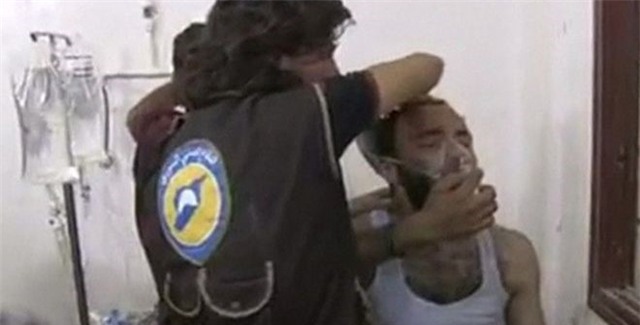 Trực thăng thả khí độc xuống thị trấn ở Syria