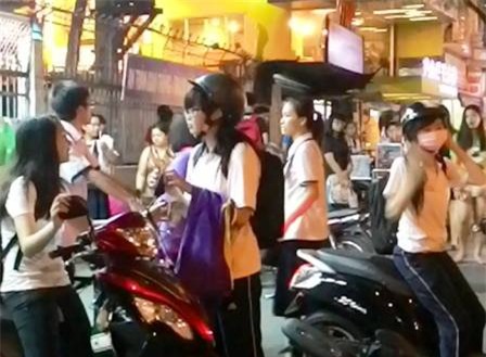 Học sinh ở TPHCM sau giờ học thêm tại nhà trường