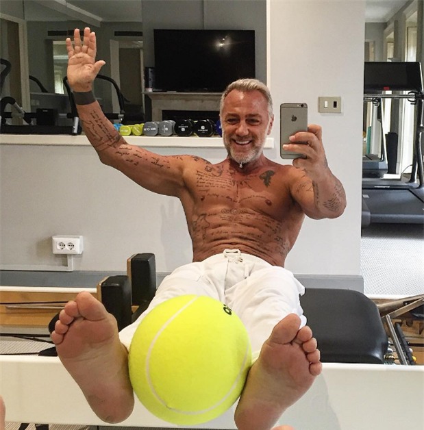 Người đàn ông 49 tuổi khiến cả thế giới kinh ngạc bởi thân hình quyến rũ, tràn đầy năng lượng - Ảnh 13.