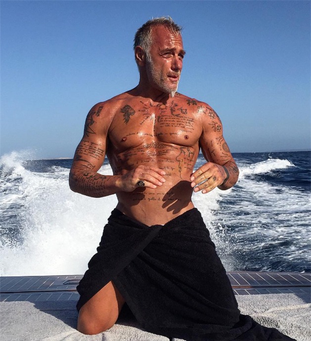 Người đàn ông 49 tuổi khiến cả thế giới kinh ngạc bởi thân hình quyến rũ, tràn đầy năng lượng - Ảnh 6.