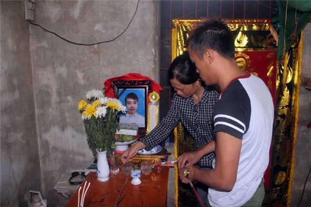 Chị Hường đau đớn bên di ảnh đứa con trai xấu số.