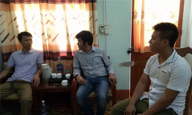 Anh Nguyễn Xuân Hùng (bìa phải) cùng PV Dân trí tới Công an huyện Kỳ Anh cung cấp thêm các tình tiết vụ việc cho cơ quan điều tra. Anh Hùng cam kết chịu trách nhiệm về lời khai của mình.