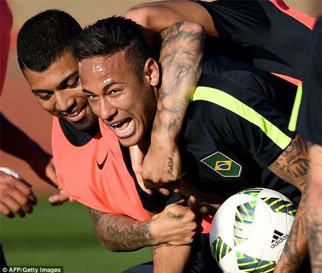 Hình xăm đặc biệt của Neymar bị đồng đội nhái lại - Ảnh 4.